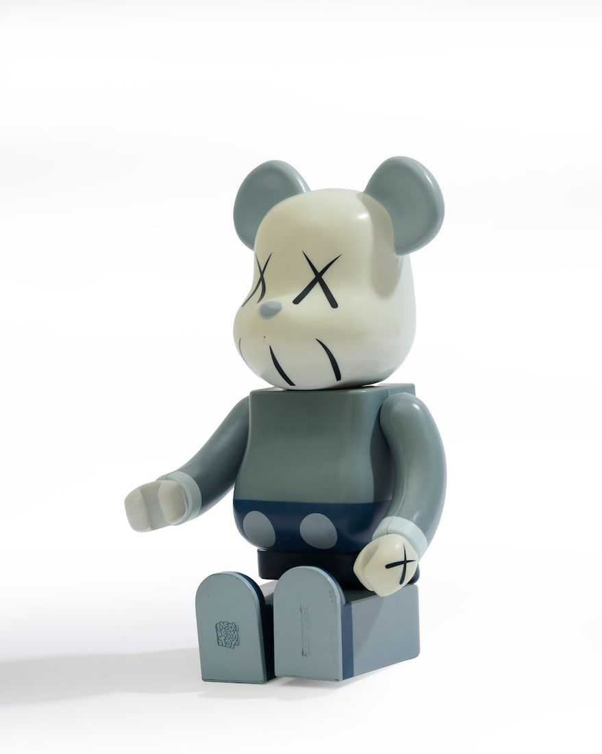 KAWS (NE EN 1984) Companion Bearbrick 400% (Grey/Blue), 2006 Figurine en vinyle peintEmpreinte a... - 3