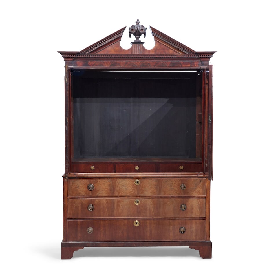 A large George III mahogany linen press Third quarter 18th century - 4