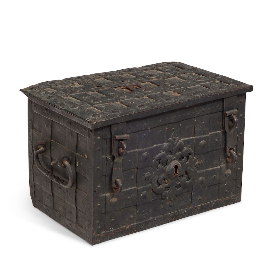An iron and iron bound strong box or armada chest German, late 17th / early 18th century - 3
