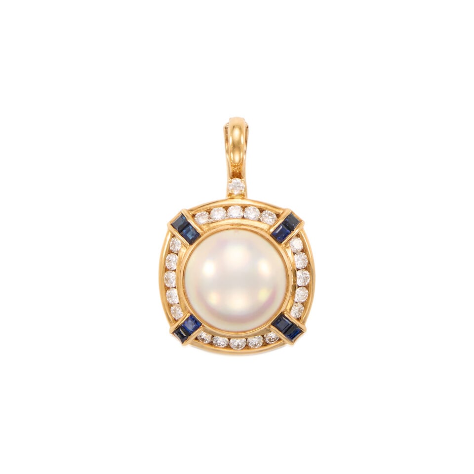 18K GOLD, DIAMOND AND CULTURED MABE PEARL PENDANT: 18K GOLD, DIAMOND AND CULTURED MABE PEARL PENDANT • 18k yellow gold • Numerous round diamonds weighing approximately 0.60 - 0.70 carat total • 1 Mabe pearl measuring approximately 12