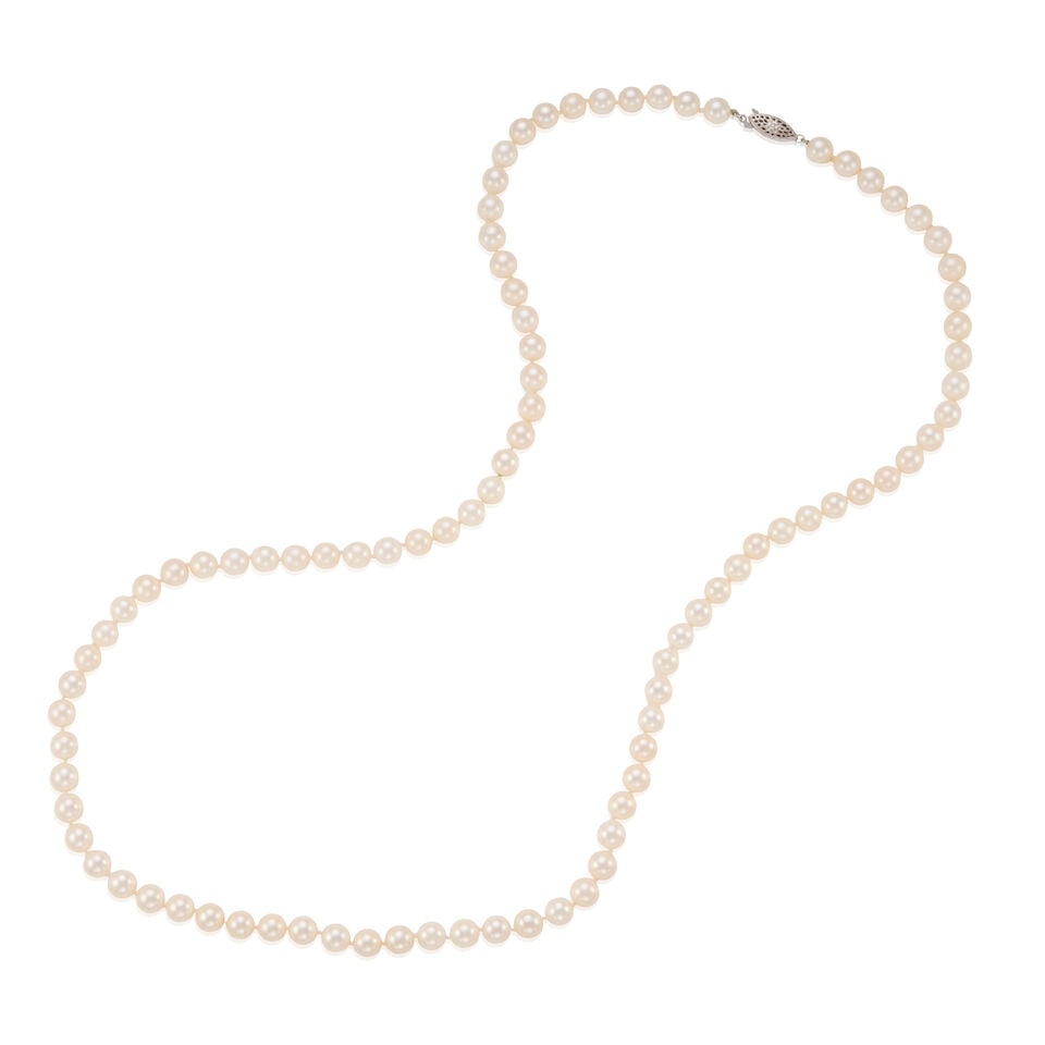 14K GOLD AND CULTURED PEARL STRAND NECKLACE: 14K GOLD AND CULTURED PEARL STRAND NECKLACE • 14k white gold • Numerous round cultured pearls measuring approximately 7.47 mm in diameter • Length 30 in. • Estimated gross weig