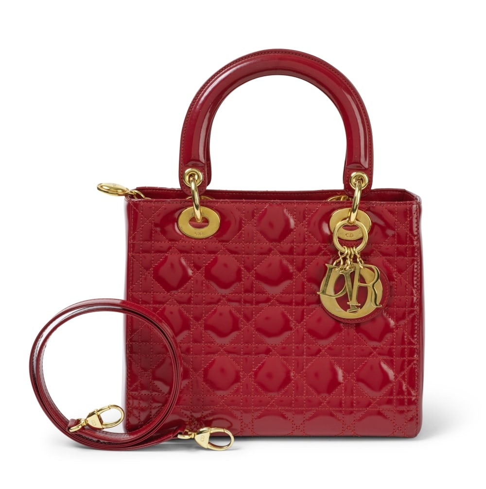 Christian Dior, année 1997. Sac Lady Dior en vinyle matelassé rouge. Christian Dior, 1...: Christian Dior, année 1997. Sac Lady Dior en vinyle matelassé rouge. Christian Dior, 1997. Lady Dior bag in red quilted vinyl. Accastillage en métal doré. Anse d'épaule. Gold-