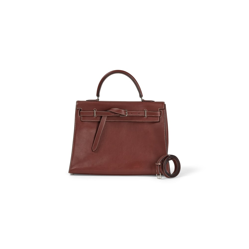 Hermès Paris, année 2007. Kelly Flat en veau Swift Rouge H. Hermès Paris, year 20...: Hermès Paris, année 2007. Kelly Flat en veau Swift Rouge H. Hermès Paris, year 2007. Kelly Flat in Swift Red H calfskin. Garnitures en métal palladié. Lien de serrage pour le 
