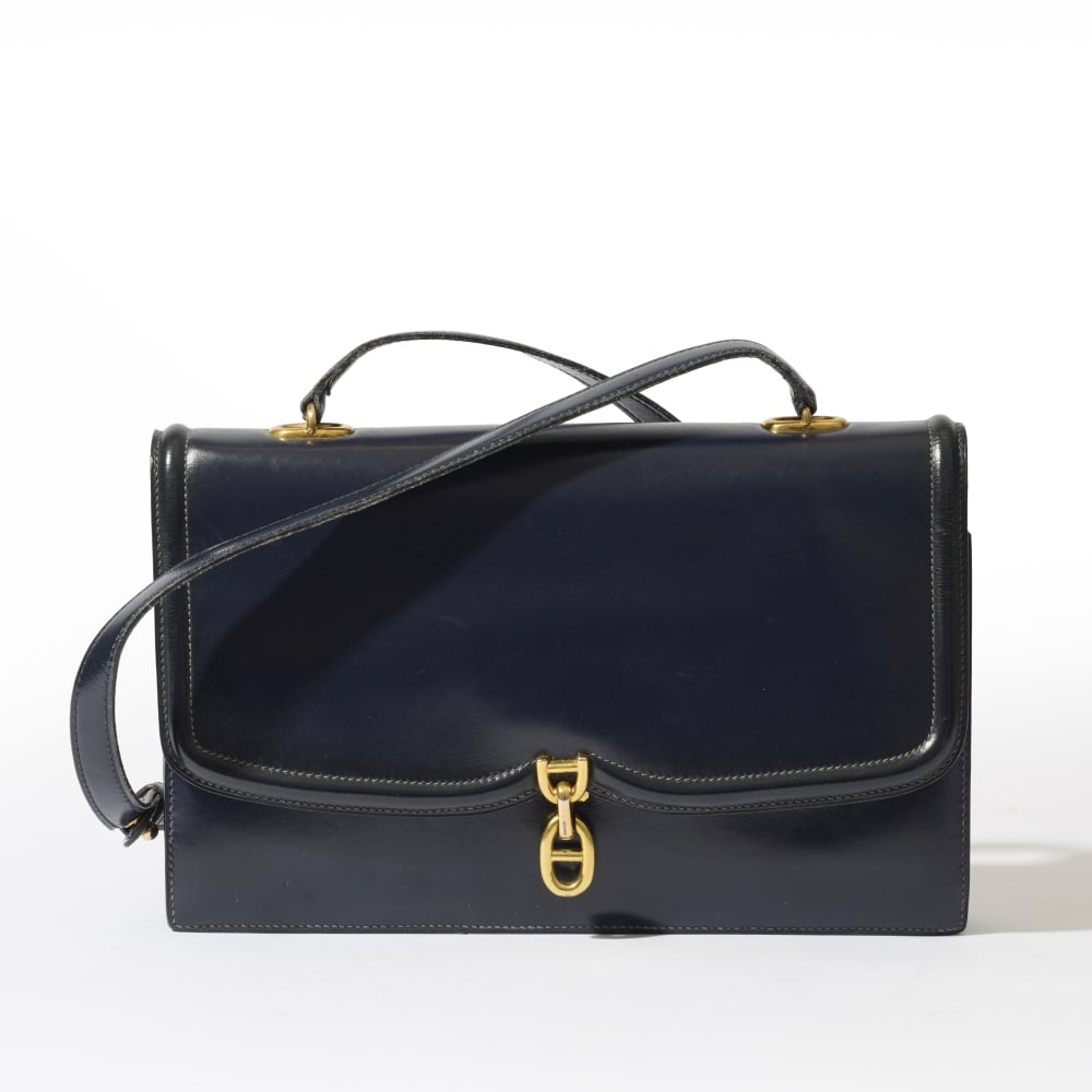 Hermès Paris, circa 1970. Sac Chaîne d'Ancre en box marine. Hermès Paris, circa 1...: Hermès Paris, circa 1970. Sac Chaîne d'Ancre en box marine. Hermès Paris, circa 1970. Chaîne d'Ancre bag in navy box leather. Anse bandoulière réglable. Adjustable should