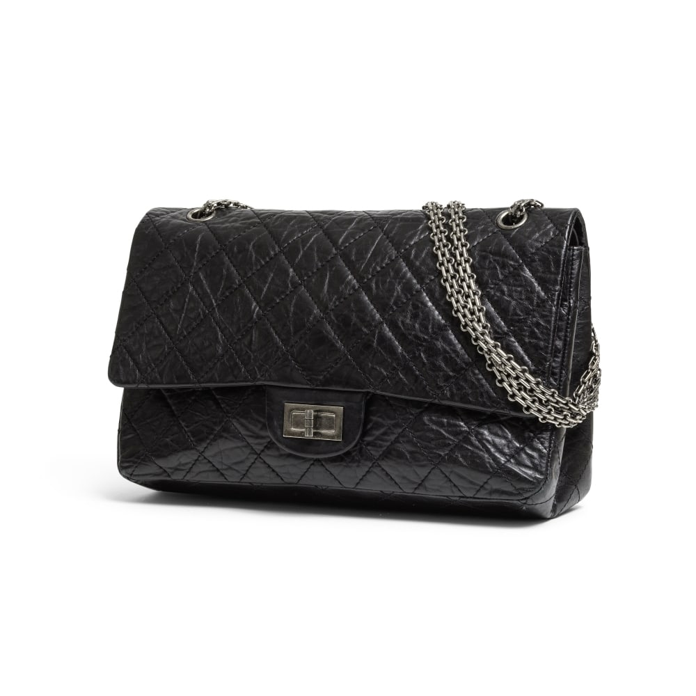 Chanel, année 2010. Sac 2.55 en veau vieilli matelassé noir. Chanel, year 2010. 2.55 b...: Chanel, année 2010. Sac 2.55 en veau vieilli matelassé noir. Chanel, year 2010. 2.55 bag in quilted black aged calfskin. Directeur artistique: Karl Lagerfeld. Condition grade: B +. 31 x 20 x