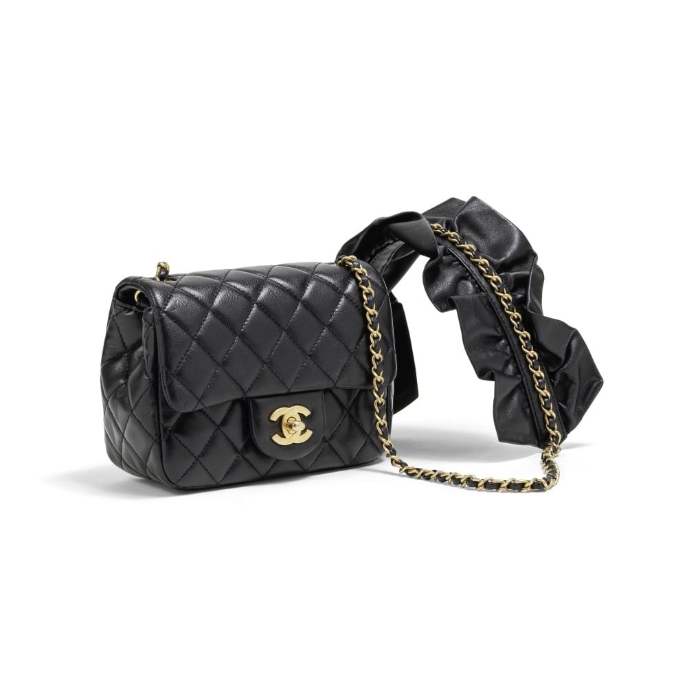 Chanel, année 2020. Sac Mini Classique Romance en cuir agneau matelassé noir. Chanel, ...: Chanel, année 2020. Sac Mini Classique Romance en cuir agneau matelassé noir. Chanel, 2020. Mini Classique Romance bag in black quilted lambskin leather. Condition grade: A. 16,5 x 13 x 7 cm