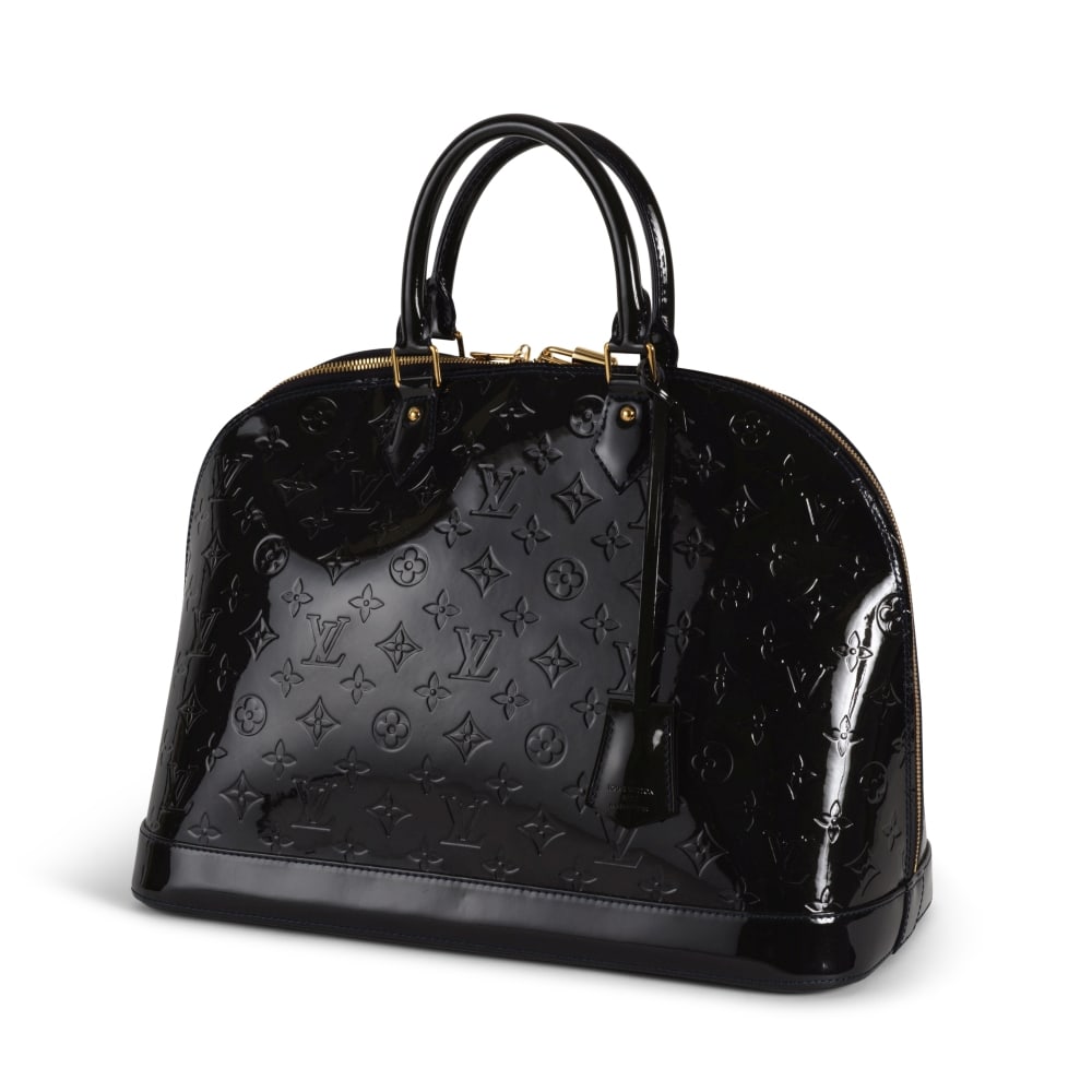 Louis Vuitton. Sac Alma GM en cuir vernis noir Monogram embossé. Louis Vuitton. Alma GM bag...: Louis Vuitton. Sac Alma GM en cuir vernis noir Monogram embossé. Louis Vuitton. Alma GM bag in black Monogram embossed patent leather. Condition grade: B+ 39 x 18 x 30 cm Footnotes: Clé, cad
