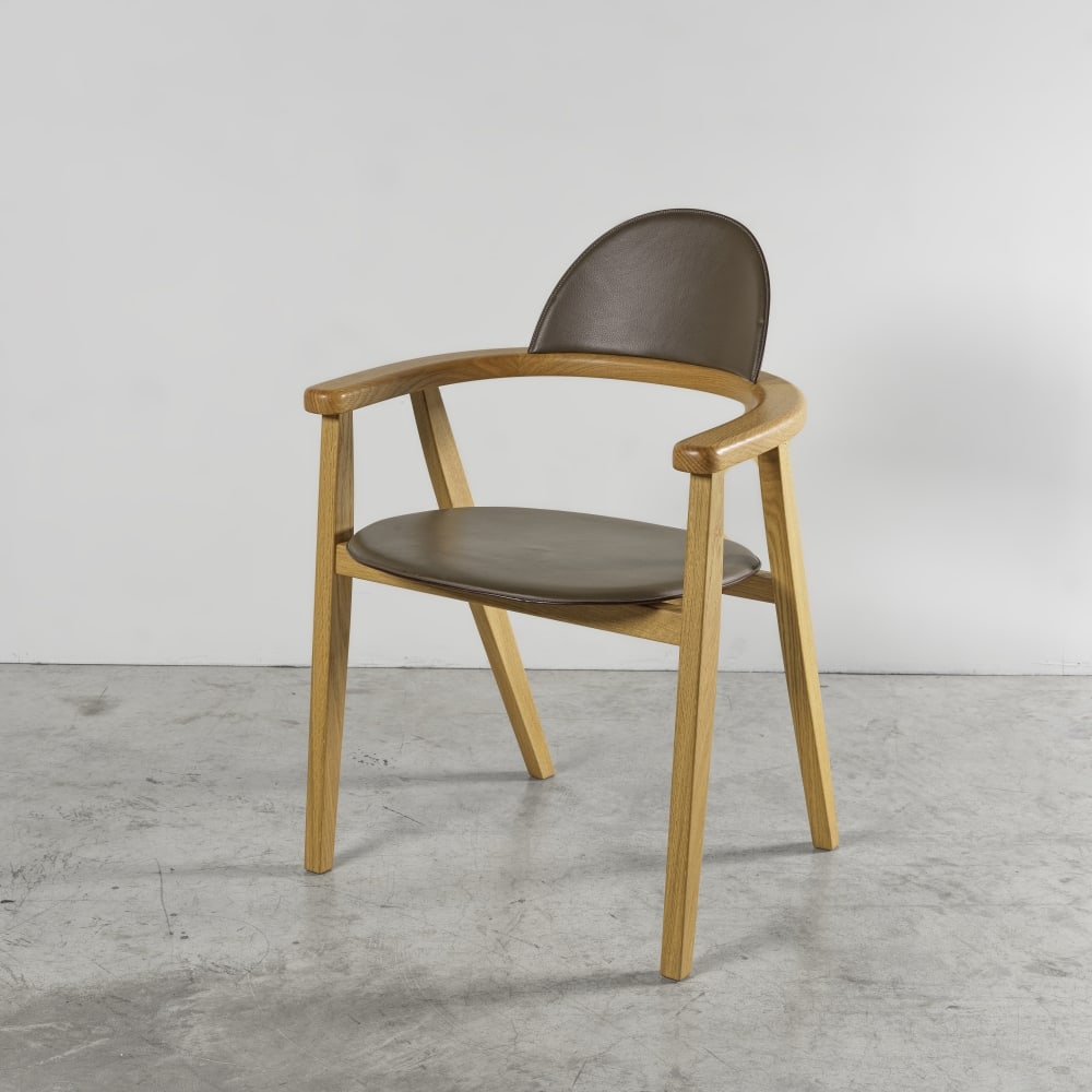 Hermès Paris. Une chaise Métiers en chêne massif et veau Taurillon lisse Etoupe. ... (1 of 1)