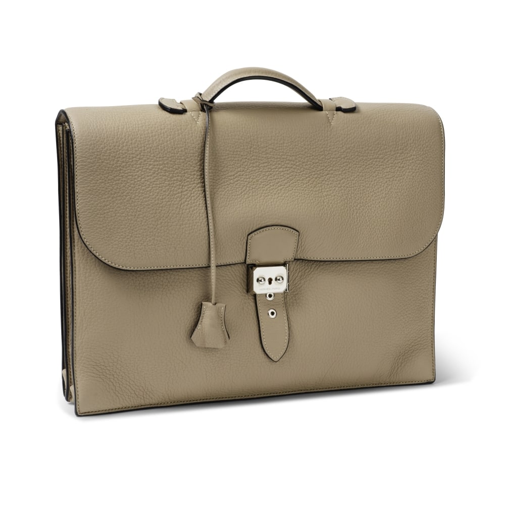Hermès Paris, année 2007. Sac à dépêche en veau Togo Beige Argile. Herm...: Hermès Paris, année 2007. Sac à dépêche en veau Togo Beige Argile. Hermès Paris, year 2007. Messenger bag in Beige Argile Togo calfskin. Garnitures en métal palladi&