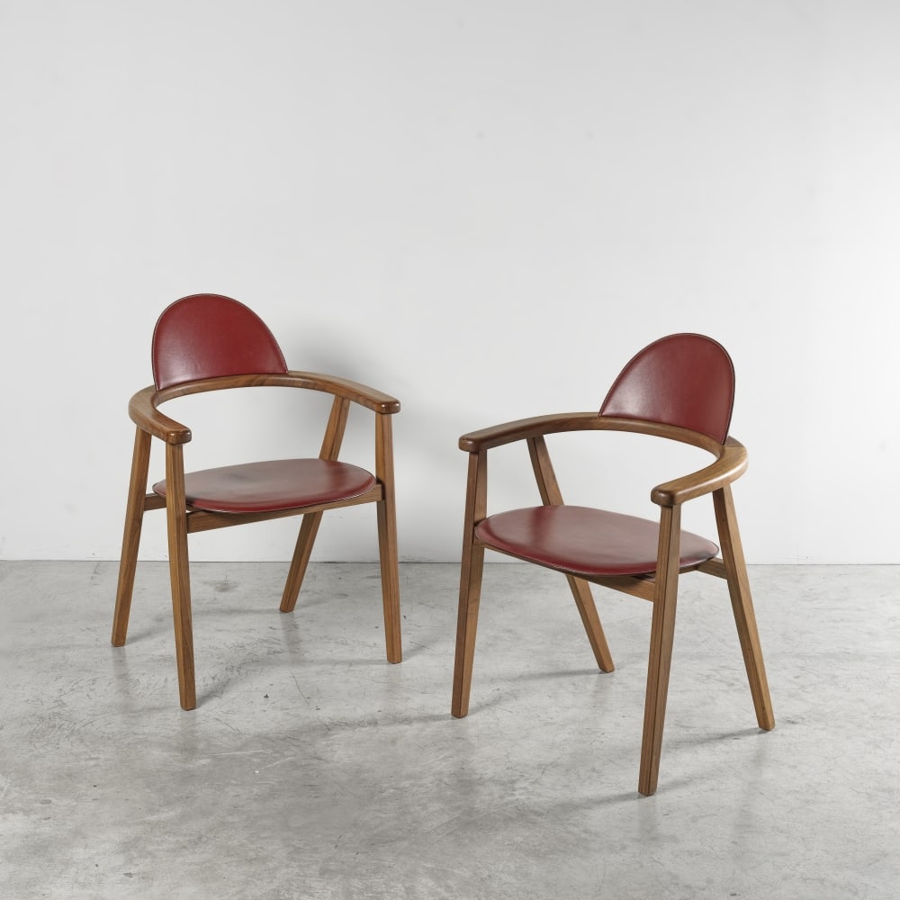 Hermès Paris. Paire de chaises Métiers en noyer Canaletto et veau Taurillon lisse Roug...: Hermès Paris. Paire de chaises Métiers en noyer Canaletto et veau Taurillon lisse Rouge H. Hermès Paris. Pair of Métiers chairs in Canaletto walnut and smooth Red H Taurillon calfs