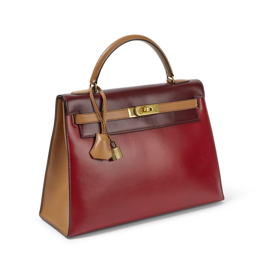 Hermès Paris, année 1986. Sac Kelly Sellier 32 en box tricolore Rouge vif, Rouge H et ...: Hermès Paris, année 1986. Sac Kelly Sellier 32 en box tricolore Rouge vif, Rouge H et beige. Hermès Paris, year 1986. Kelly Sellier bag in tricolor box calfskin, bright red, red H and b