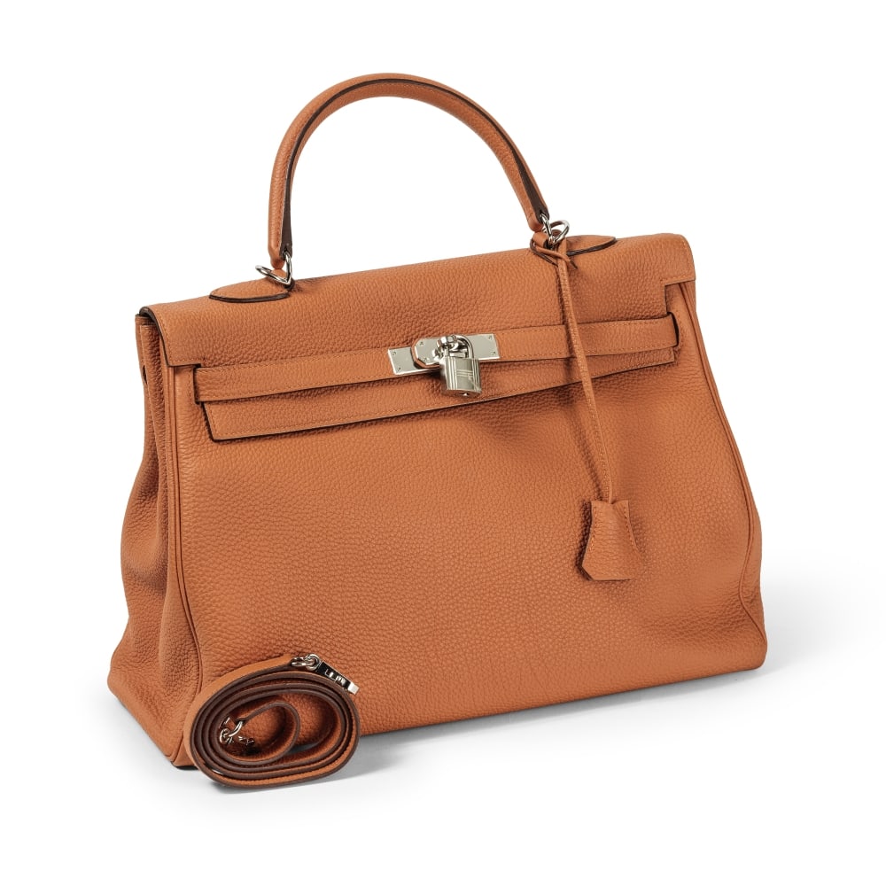 Hermès Paris, année 2013. Kelly Retourné 35 en veau Clémence Orange. Herm...: Hermès Paris, année 2013. Kelly Retourné 35 en veau Clémence Orange. Hermès Paris, year 2013. Kelly Retourné 35 in Orange Clémence calfskin. Garniture en métal 