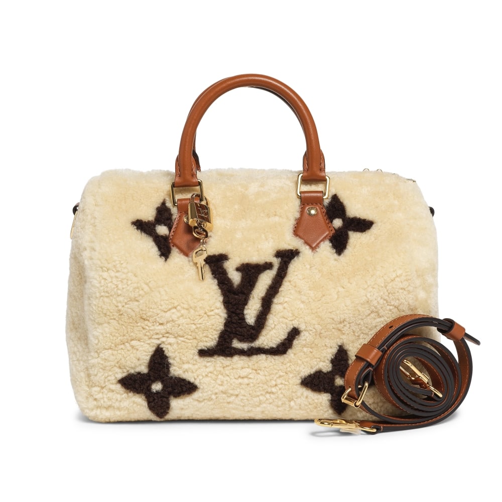 Louis Vuitton, collection LV Ski Automne/Hiver 2023. Sac Speedy Bandoulière 25 en peau de m...: Louis Vuitton, collection LV Ski Automne/Hiver 2023. Sac Speedy Bandoulière 25 en peau de mouton beige à Monogram Géant. Louis Vuitton, LV Ski Fall/Winter 2023 collection. Speedy Bandou
