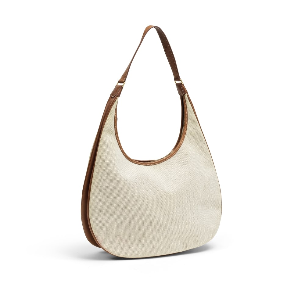 Hermès Paris, année 2001. Sac Hobo Goa en cuir Barenia et Toile H. Hermès Paris, ...: Hermès Paris, année 2001. Sac Hobo Goa en cuir Barenia et Toile H. Hermès Paris, year 2001. Hobo Goa bag in Barenia leather and H Canvas. Condition grade: B -. 35 x 38 x 11 cm. Footnote