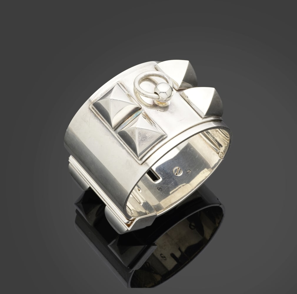 Hermès Paris. Bracelet Collier de Chien en argent 925 °/°°. Hermès Par...: Hermès Paris. Bracelet Collier de Chien en argent 925 °/°°. Hermès Paris. Collier de Chien bracelet in 925 sterling silver. Poids/Weight total: 234,41 gr. Diam.: 15,5 cm. Foot