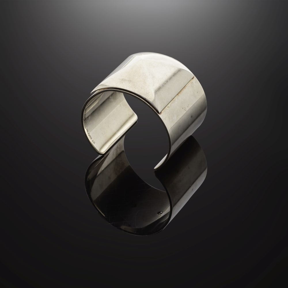 Hermès Paris. Manchette Clou d'H en argent 925 °/°°. Hermès Paris. Clou...: Hermès Paris. Manchette Clou d'H en argent 925 °/°°. Hermès Paris. Clou d'H cuff in 925 silver. Taille indiquée/Size indicated: LG. Poids/Weight total: 179,88 gr. Footnot