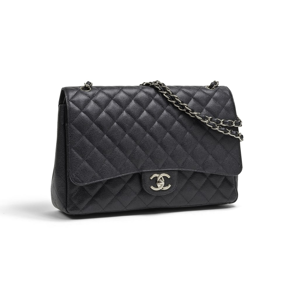 Chanel, année 2011. Sac jumbo 33 en veau caviar noir, anse chaîne en métal chrom&...: Chanel, année 2011. Sac jumbo 33 en veau caviar noir, anse chaîne en métal chromé. Chanel, 2011. Jumbo 34 bag in black caviar calfskin, chrome-plated metal chain handle. Directeur 