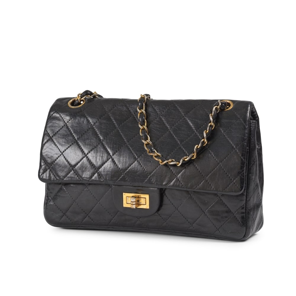 Chanel, circa 1990. Sac 2.55 en veau vieilli matelassé noir. Chanel, circa 1990. 2.55 bag i...: Chanel, circa 1990. Sac 2.55 en veau vieilli matelassé noir. Chanel, circa 1990. 2.55 bag in black quilted aged calfskin. Condition grade: B. 25 x 16 x 6 cm. Footnotes: Bon état gén
