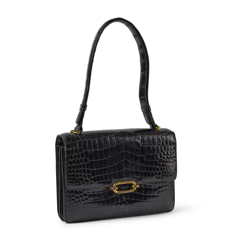 Hermès Paris, circa 1970. Sac Fonsbelle en crocodile noir. Hermès Paris, circa 1970. F...: Hermès Paris, circa 1970. Sac Fonsbelle en crocodile noir. Hermès Paris, circa 1970. Fonsbelle bag in black crocodile. Anse d'épaule, double soufflet. Shoulder strap, double gusset. 24 