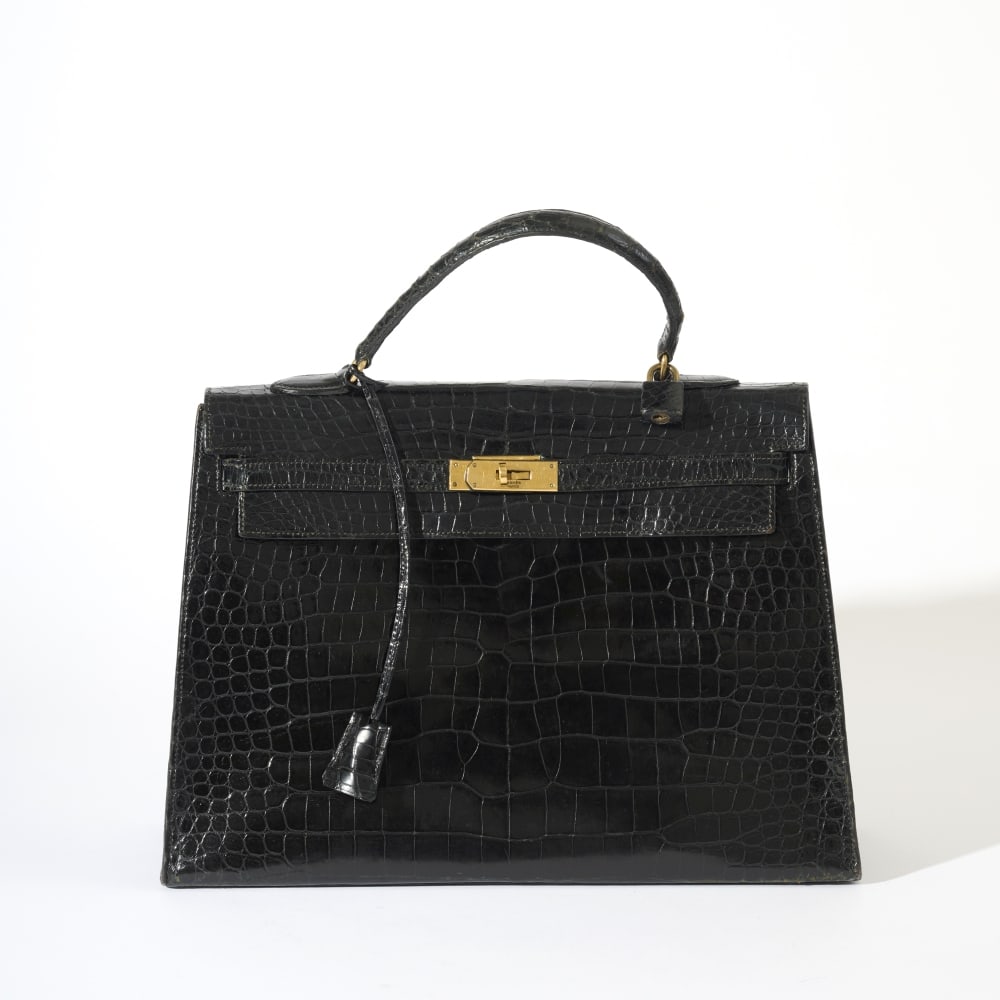 Hermès Paris, circa 1960/1970. Kelly Sellier 35 en crocodile noir brillant. Hermès Par...: Hermès Paris, circa 1960/1970. Kelly Sellier 35 en crocodile noir brillant. Hermès Paris, circa 1960/1970. Kelly Sellier 35 in shiny black crocodile. Garnitures en métal doré.Caden