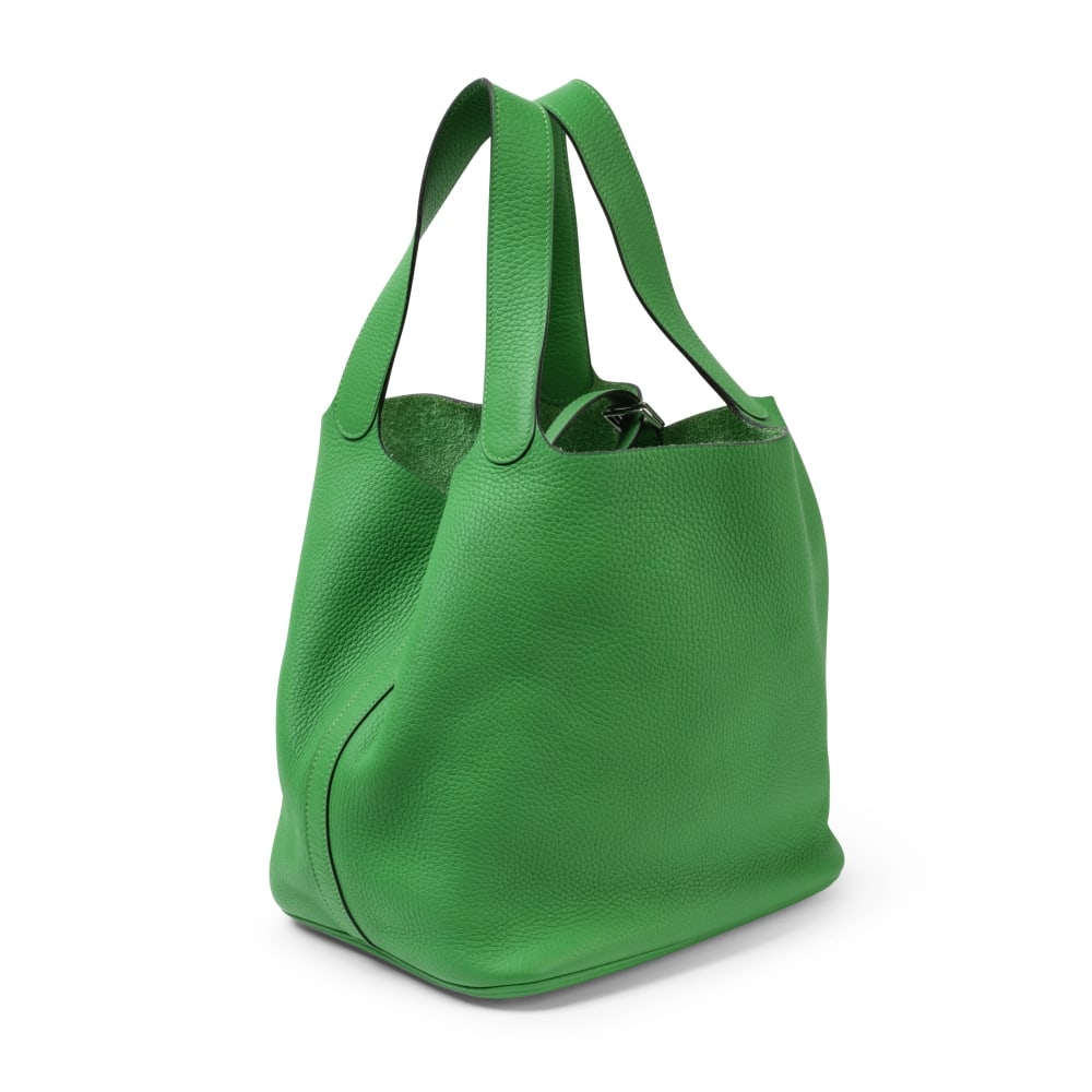 Hermès Paris, année 2014. Picotin 26 en veau Togo vert Bambou. Hermès Paris, year...: Hermès Paris, année 2014. Picotin 26 en veau Togo vert Bambou. Hermès Paris, year 2014. Picotin 26 in green Bamboo Togo calfskin. Garnitures en métal palladié. Cadenas et cl&#