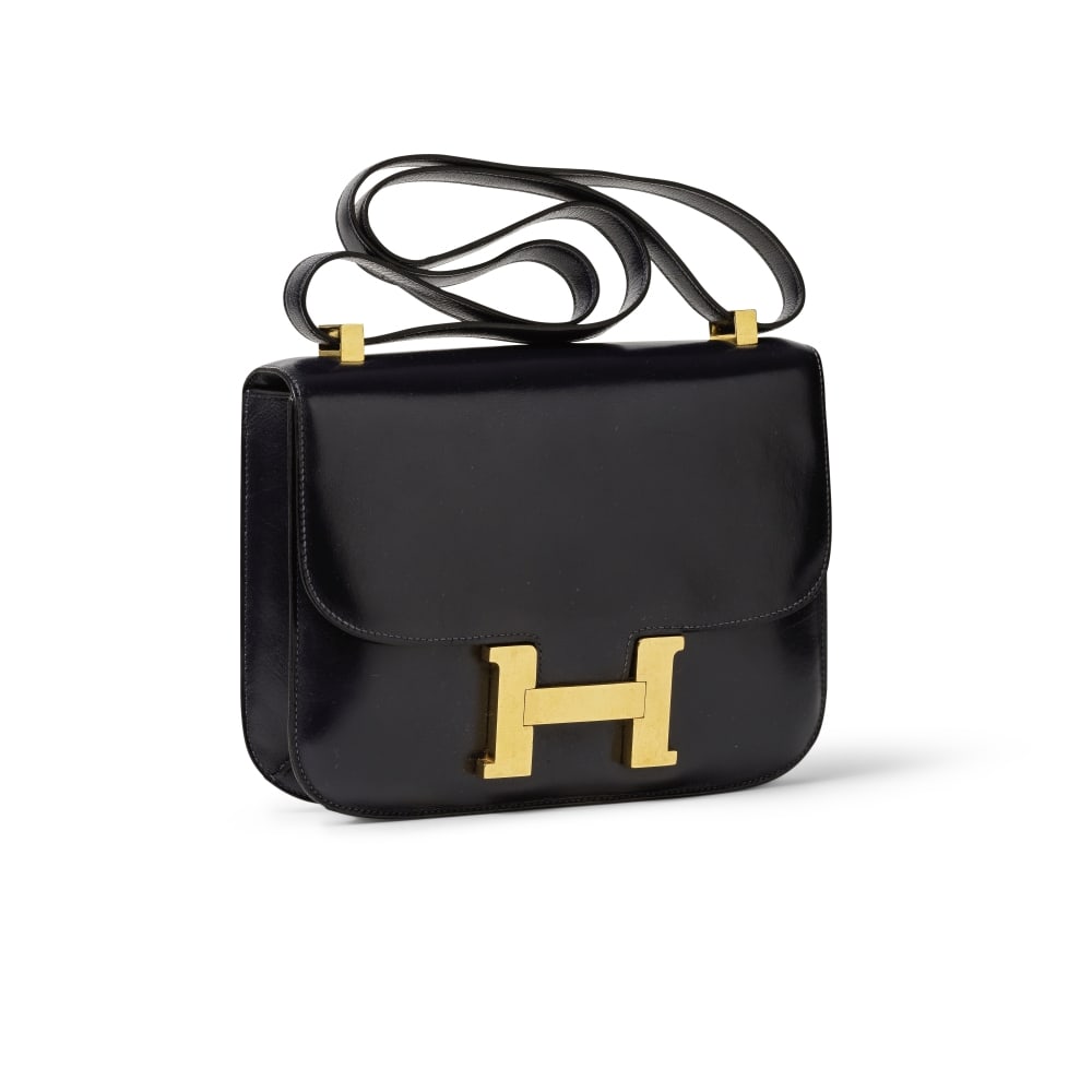 Hermès Paris, années 1960. Sac Constance 23 en cuir box marine. Hermès Paris, 196...: Hermès Paris, années 1960. Sac Constance 23 en cuir box marine. Hermès Paris, 1960s. Constance 23 bag in navy box leather. Condition grade: B. 23 x 17 x 4,5 cm. Footnotes: Bon état