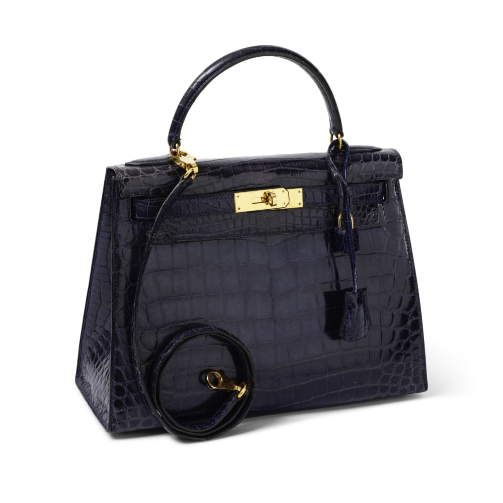 Hermès Paris, année 1992. Sac Kelly Sellier 28 en crocodile Bleu Saphir. Hermès P...: Hermès Paris, année 1992. Sac Kelly Sellier 28 en crocodile Bleu Saphir. Hermès Paris, year 1992. Kelly Sellier 28 bag in Sapphire Blue crocodile. Garnitures en métal doré, an