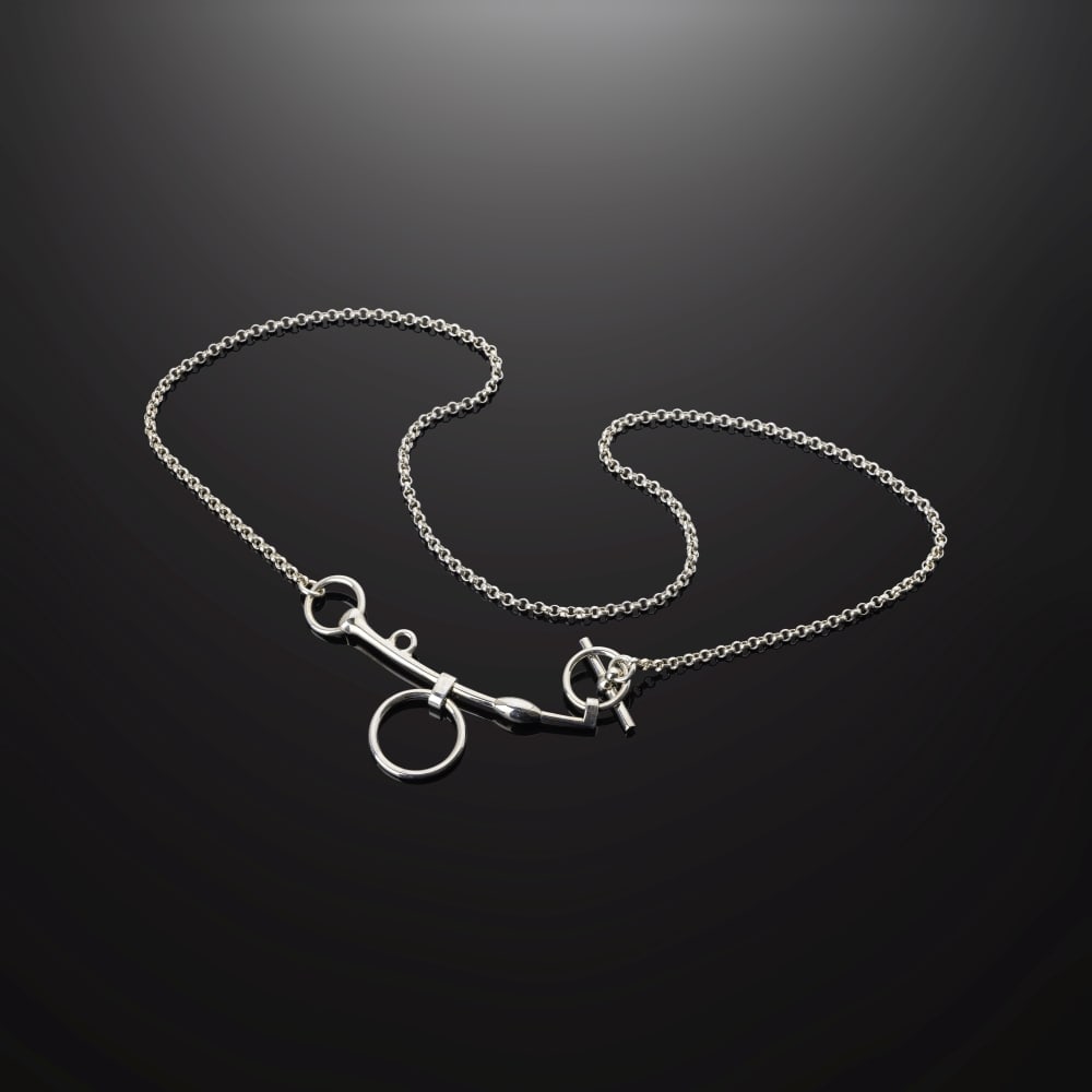 Hermès Paris. Sautoir Mors de Bride en argent 925 °/°°. Hermès Paris. M...: Hermès Paris. Sautoir Mors de Bride en argent 925 °/°°. Hermès Paris. Mors de Bride necklace in 925 sterling silver. Long./Length totale: 40 cm. Poids/Weight total: 57,43 gr. 