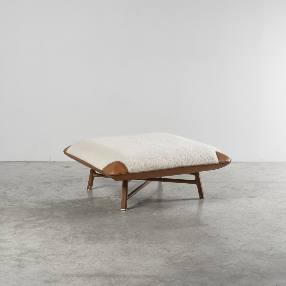 Hermès Paris. Carré d'assise Les Nécessaires d'Hermès en peau lainée re...: Hermès Paris. Carré d'assise Les Nécessaires d'Hermès en peau lainée rembourrée et taurillon naturel, fauve. Hermès Paris. Hermès Necessaires seating square in 