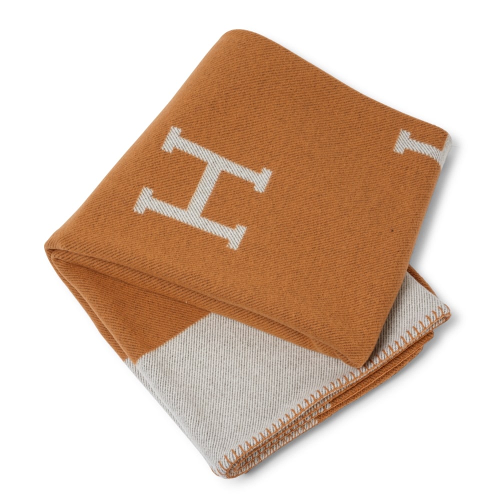 Hermès Paris. Jeté de canapé Avalon en laine mérinos et cachemire écru,...: Hermès Paris. Jeté de canapé Avalon en laine mérinos et cachemire écru, potiron. Hermès Paris. Avalon sofa throw in Ecru and Pumpkin Merinos wool and cashmere. Condition 