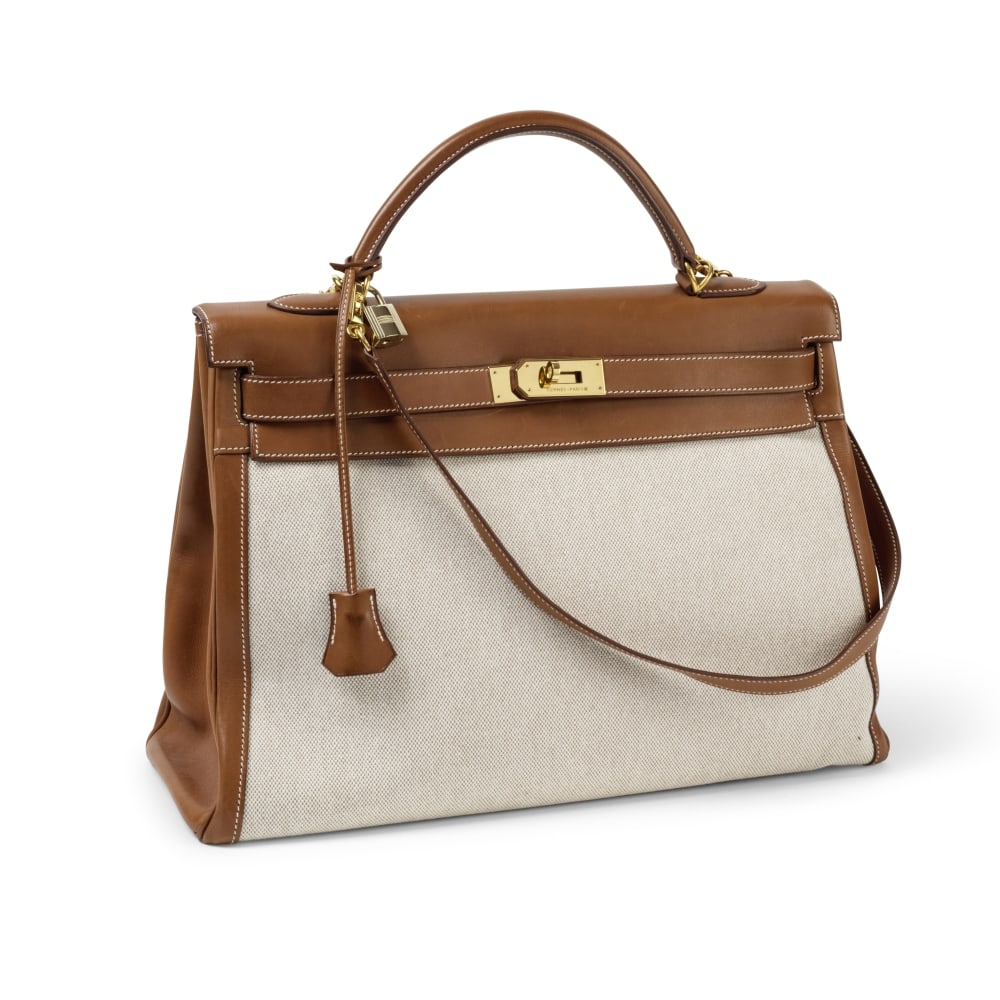 Hermès Paris, année 2006. Kelly Retournée 40 en toile chinée et Evercalf Gol...: Hermès Paris, année 2006. Kelly Retournée 40 en toile chinée et Evercalf Gold. Hermès Paris, year 2006. Kelly Retournée 40 in mottled canvas and Evercalf Gold. Garnitures