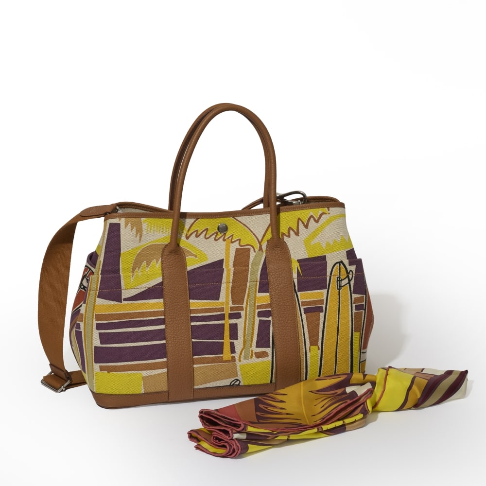 Hermès Paris, année 2018. Sac Garden Party GM en toile imprimée et carré en ...: Hermès Paris, année 2018. Sac Garden Party GM en toile imprimée et carré en soie Sea, Surf and Fun. Hermès Paris, year 2018. Garden Party GM bag in printed canvas Sea, Surf an