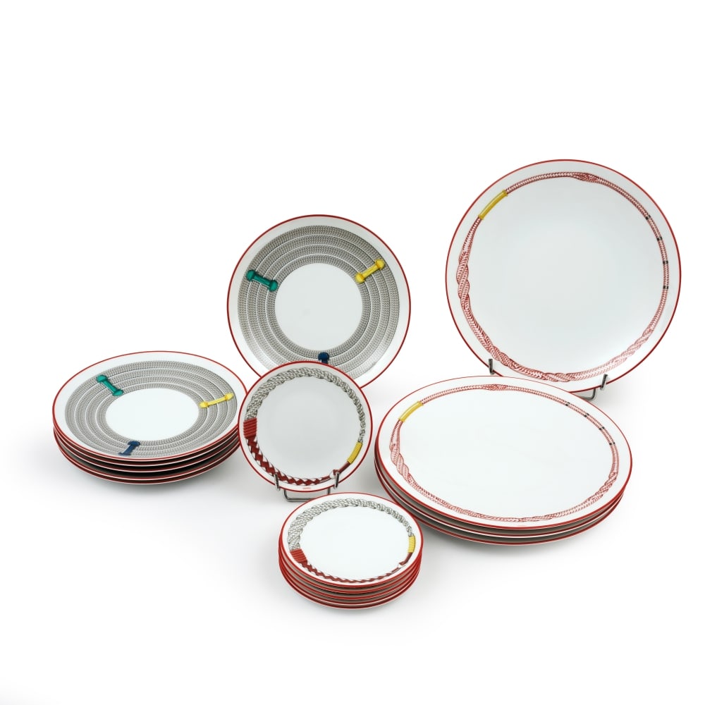 Hermès Paris. Service de table Tressages Équestres en porcelaine composé de 18 pi...: Hermès Paris. Service de table Tressages Équestres en porcelaine composé de 18 pièces. Hermès Paris. 16-piece porcelain Equestrian Braided Dinnerware Set. Dessiné par Vir