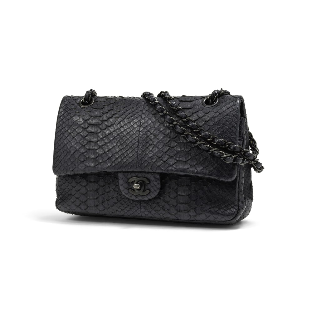 Chanel, année 2011. Sac Classique 25 So Black en Python noir. Chanel, year 2011. Classique ...: Chanel, année 2011. Sac Classique 25 So Black en Python noir. Chanel, year 2011. Classique So Black bag in black python. Condition grade: A. 25 x 16 x 6 cm. Footnotes: Très bon état g&#