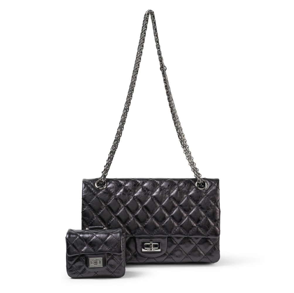 Chanel, année 2008. 2.55 en veau vieilli matelassé noir avec son accessoire sac. Chane...: Chanel, année 2008. 2.55 en veau vieilli matelassé noir avec son accessoire sac. Chanel, year 2008. 2.55 in black quilted aged calfskin with its accessory bag. Anse chaine réglable Made