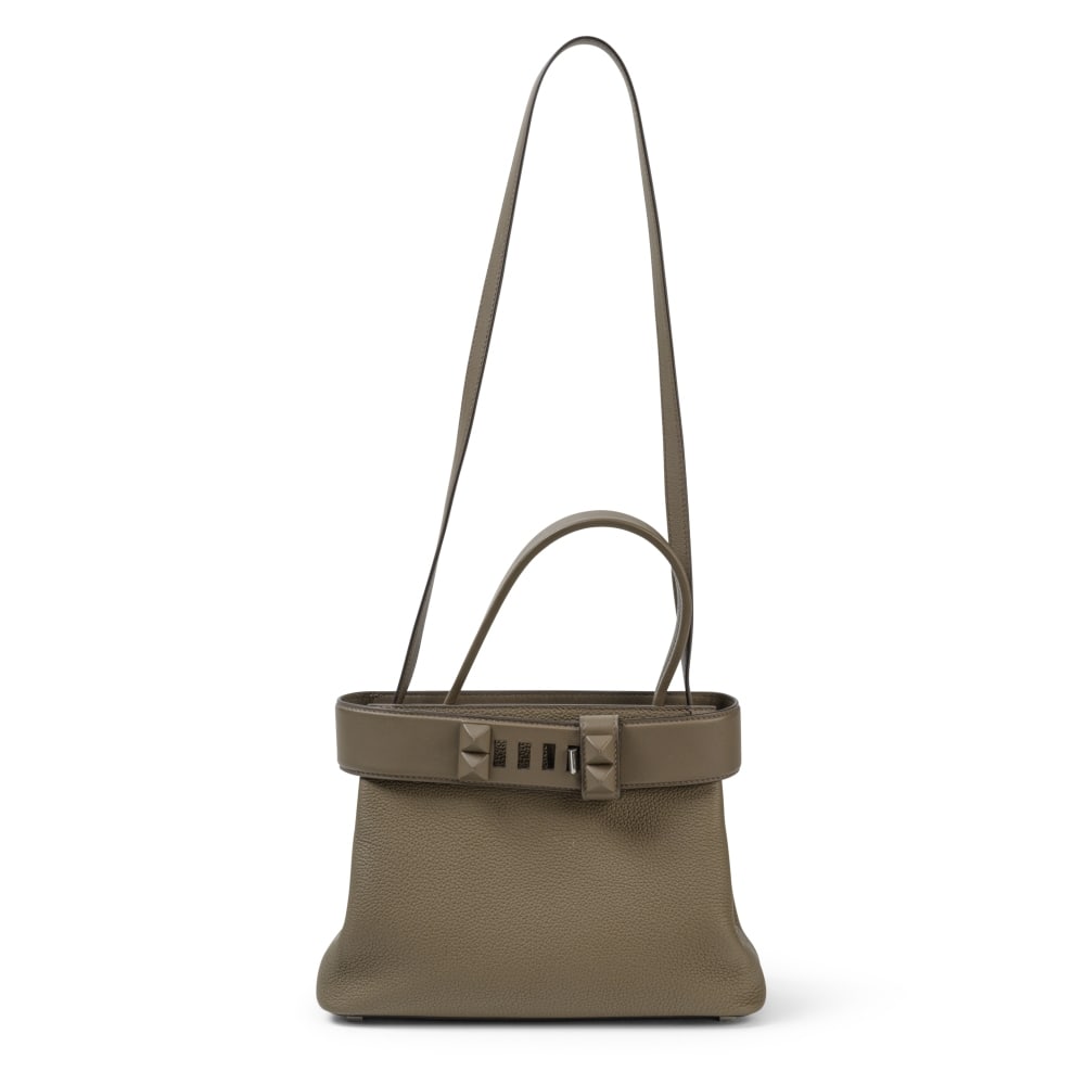 Hermès Paris, année 2024. Sac Médor en cuir Clémence et veau Swift vert de g...: Hermès Paris, année 2024. Sac Médor en cuir Clémence et veau Swift vert de gris. Hermès Paris, year 2024. Médor bag in Clémence leather and grey-green Swift calfskin