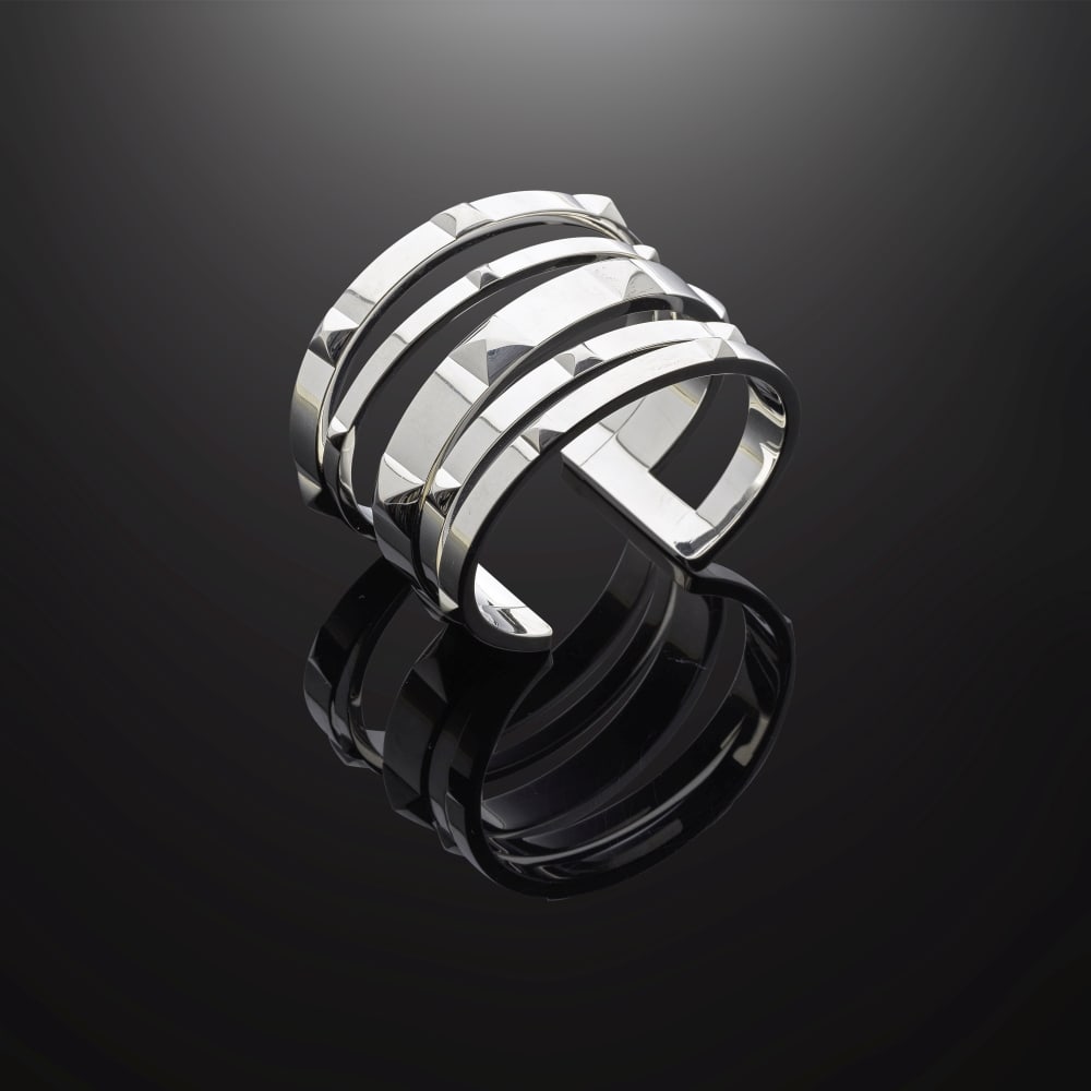 Hermès Paris. Manchette Clou d'H cinq joncs en argent 925 °/°°. Hermès...: Hermès Paris. Manchette Clou d'H cinq joncs en argent 925 °/°°. Hermès Paris. Clou d'H five reed cuff in 925 silver. Taille indiquée/Size indicated: 15. Poids brut/gross 