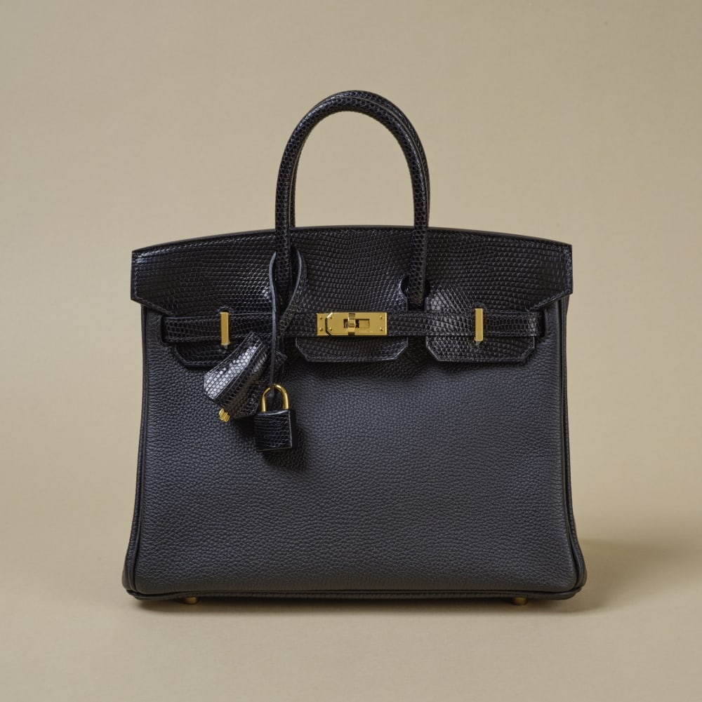 Hermès Paris, année 2024. Birkin Touch 25 en veau Togo et lézard noir. Hermè...: Hermès Paris, année 2024. Birkin Touch 25 en veau Togo et lézard noir. Hermès Paris, year 2024. Birkin Touch 25 in Togo calfskin and black lizard. Garnitures en métal doré