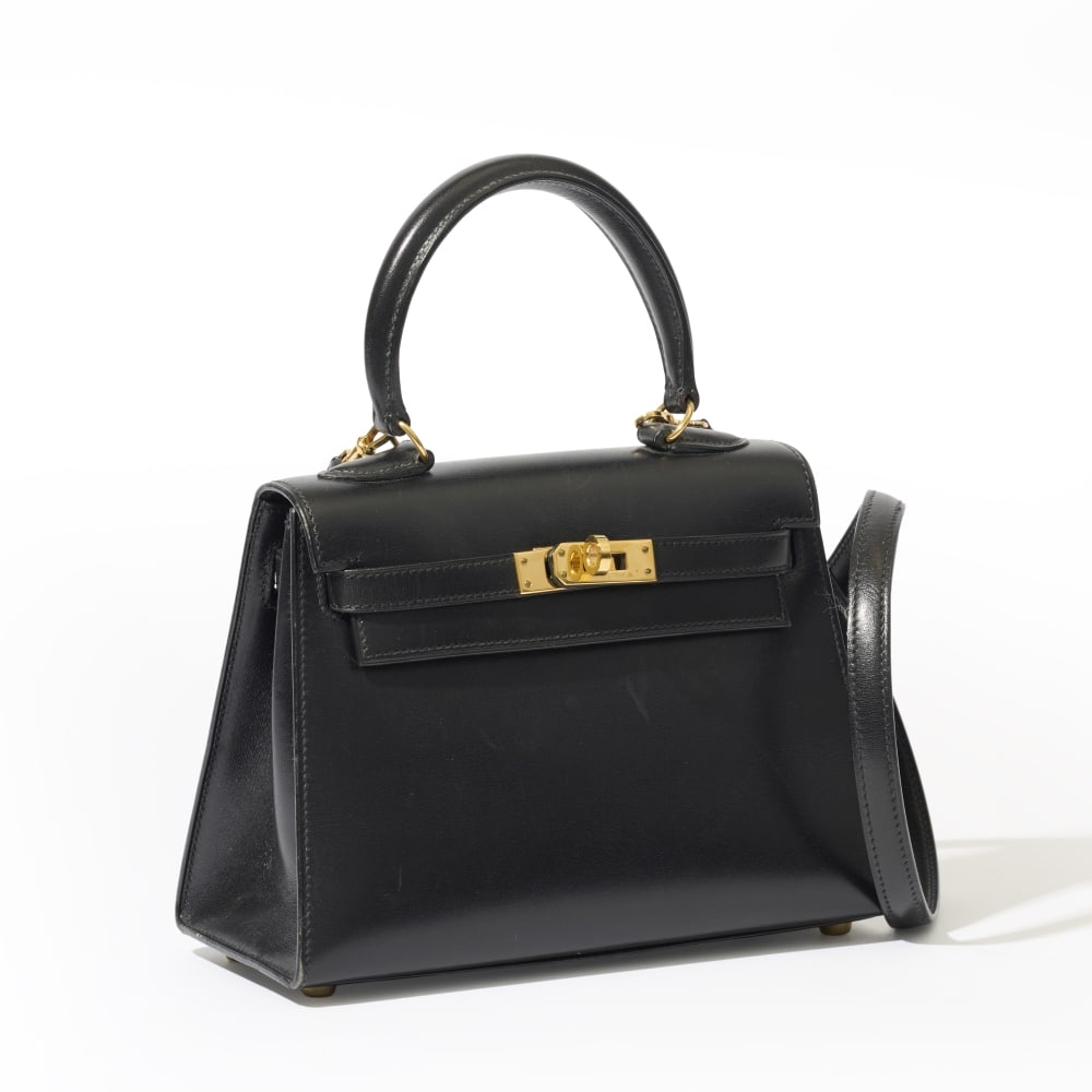 Hermès Paris, année 1993. Mini Kelly Sellier 20 en veau box noir. Hermès Paris, y...: Hermès Paris, année 1993. Mini Kelly Sellier 20 en veau box noir. Hermès Paris, year 1993. Mini Kelly Sellier in black box calfskin. Garnitures en métal doré, anse d'épau