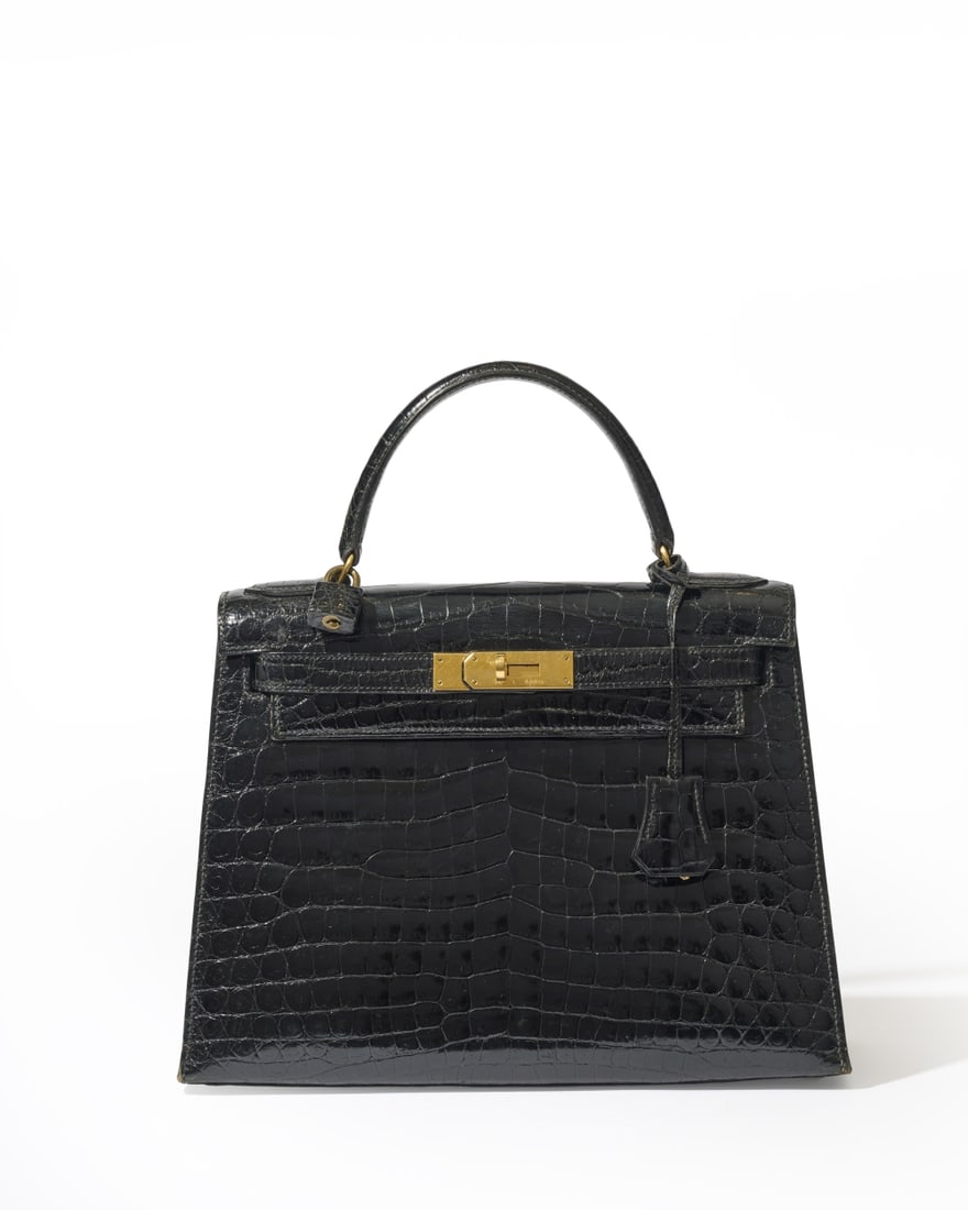 Hermès Paris, année 1983. Kelly Sellier 28 en crocodile noir. Hermès Paris, year ...: Hermès Paris, année 1983. Kelly Sellier 28 en crocodile noir. Hermès Paris, year 1983. Kelly Sellier 28 in black crocodile. Garnitures en métal doré, cadenas recouvert, cl