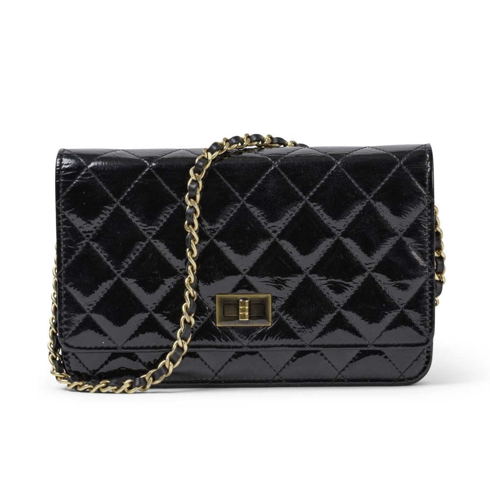 Chanel, année 2014. Wallet on Chain en cuir vernis matelassé noir. Chanel, 2014. Walle...: Chanel, année 2014. Wallet on Chain en cuir vernis matelassé noir. Chanel, 2014. Wallet on Chain in black quilted patent leather. Anse bandoulière. Hologramme. Cross body strap. Hologra