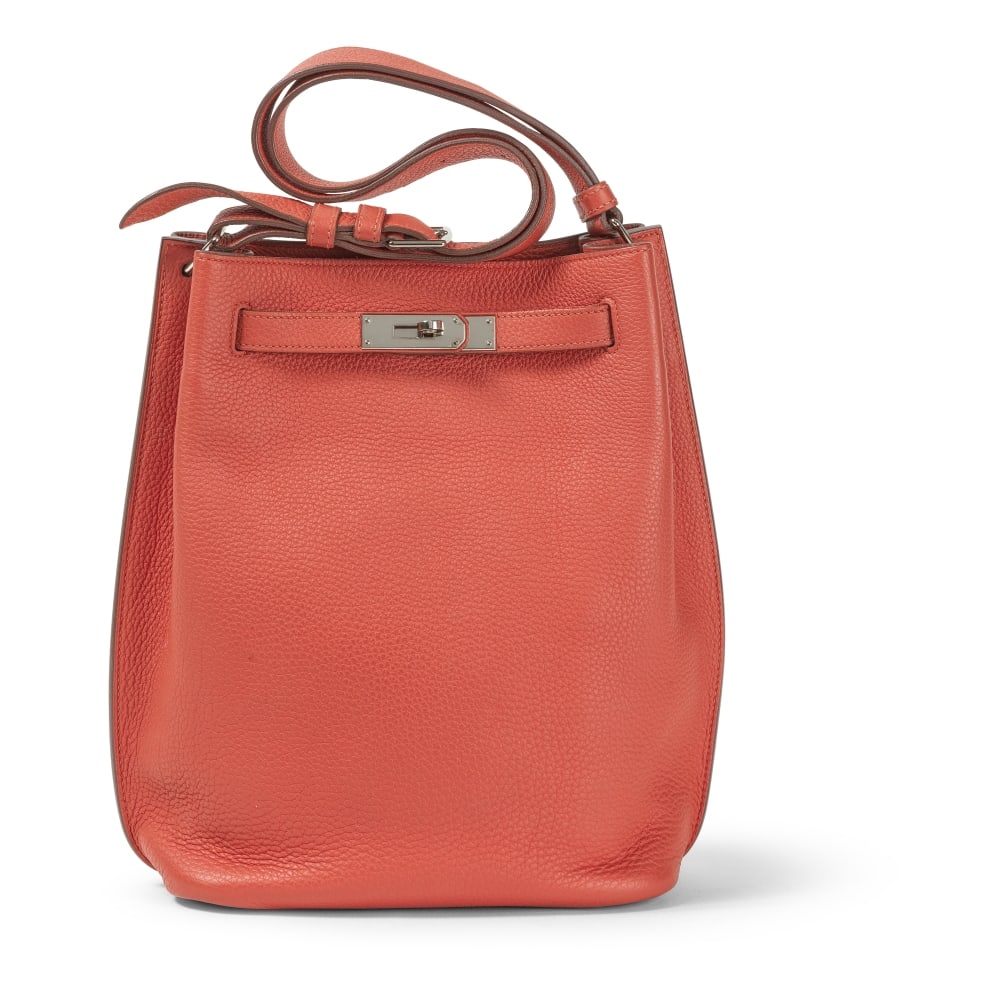 Hermès Paris, année 2013. Sac So Kelly en veau Togo Pivoine. Hermès Paris, year 2...: Hermès Paris, année 2013. Sac So Kelly en veau Togo Pivoine. Hermès Paris, year 2013. So Kelly bag in Togo calfskin Peony. Garnitures en métal palladium, anse d'épaule ré