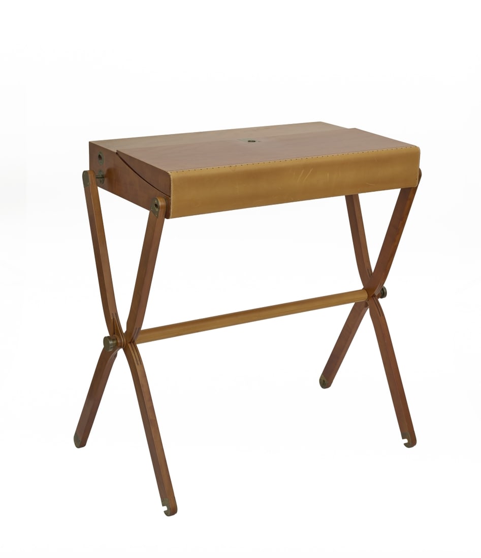 Hermès Paris. Bureau écritoire Pippa en poirier et vache naturelle. Hermès Paris....: Hermès Paris. Bureau écritoire Pippa en poirier et vache naturelle. Hermès Paris. Pippa writing desk in pear wood and natural cowhide. Dessiné par Peter Coles et Rena Dumas. L 85 x