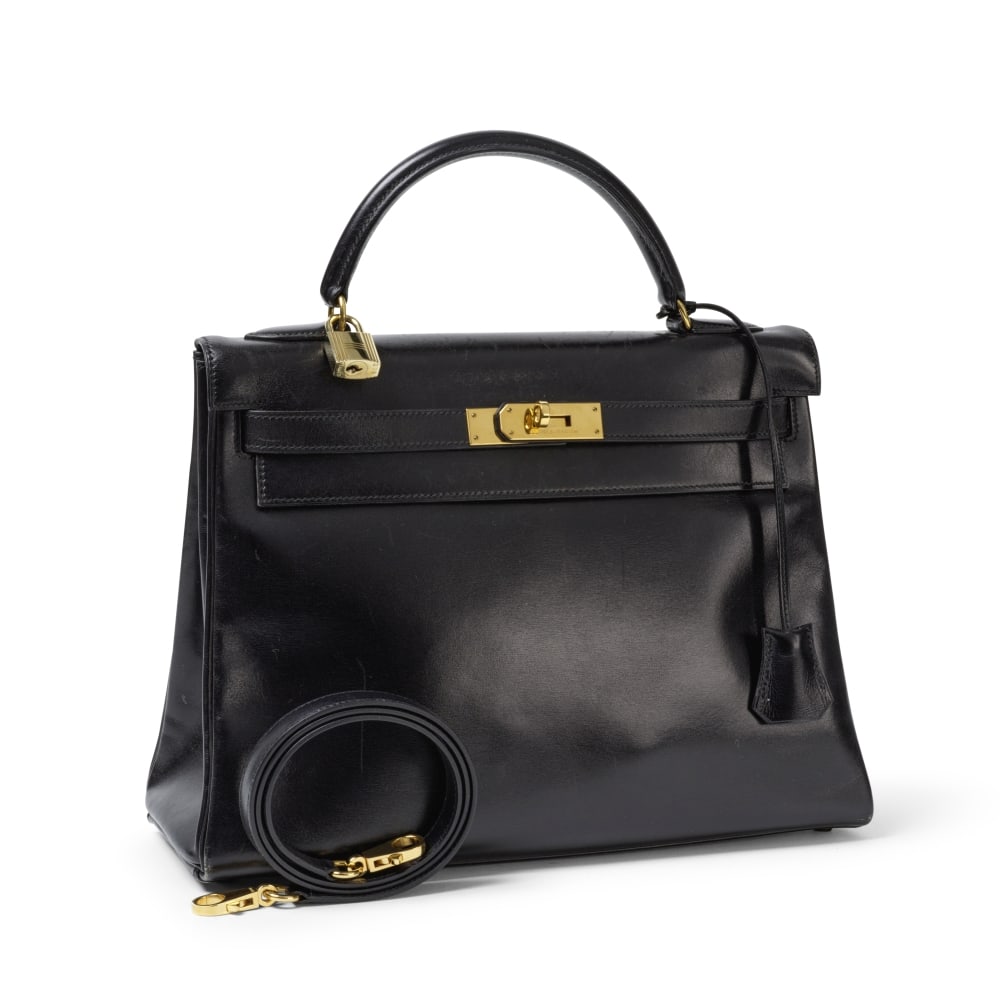 Hermès Paris, année 1992. Kelly Retourné 32 en Box noir. Hermès Paris, year ...: Hermès Paris, année 1992. Kelly Retourné 32 en Box noir. Hermès Paris, year 1992. Kelly Retourné 32 in Black Box. Garnitures en métal doré, anse d'épaule, caden