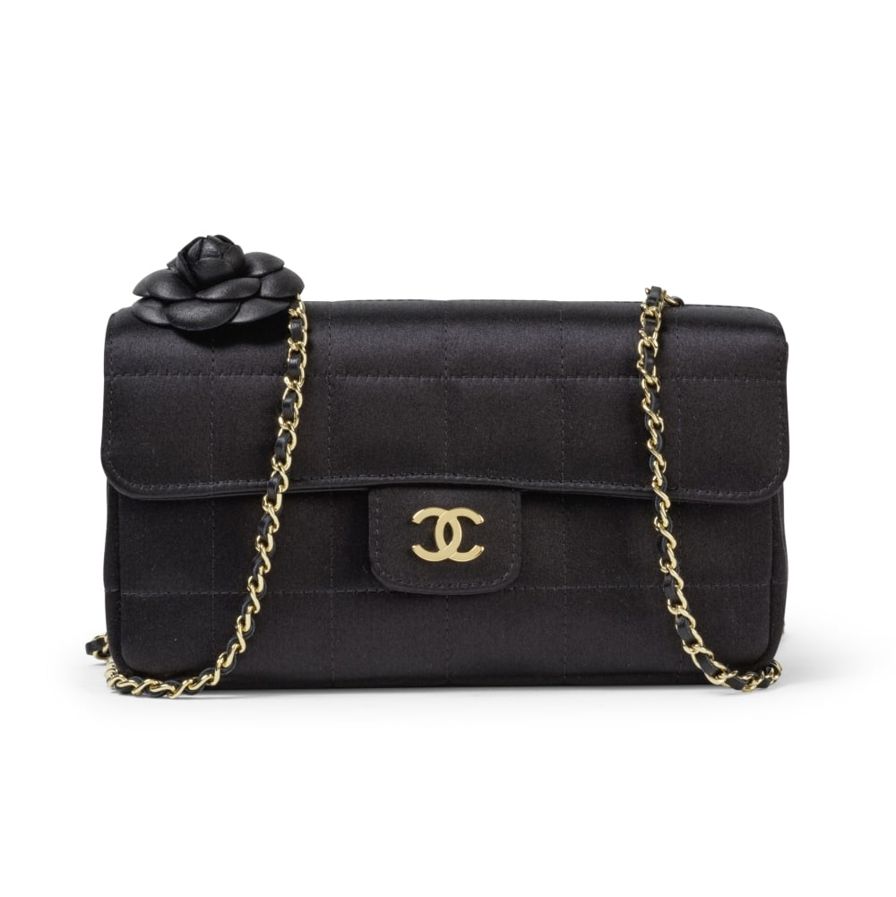 Chanel, année 2011. Sac du soir Classique Camélia Mini en satin matelassé noir. ... (1 of 1)
