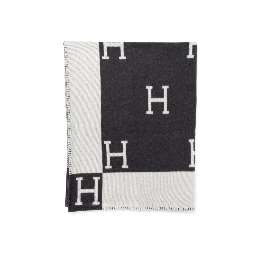 Hermès Paris. Jeté de canapé Avalon en laine mérinos et cachemire écru ...: Hermès Paris. Jeté de canapé Avalon en laine mérinos et cachemire écru et gris foncé. Hermès Paris. Avalon sofa throw in ecru and dark grey merino wool and cashmere.
