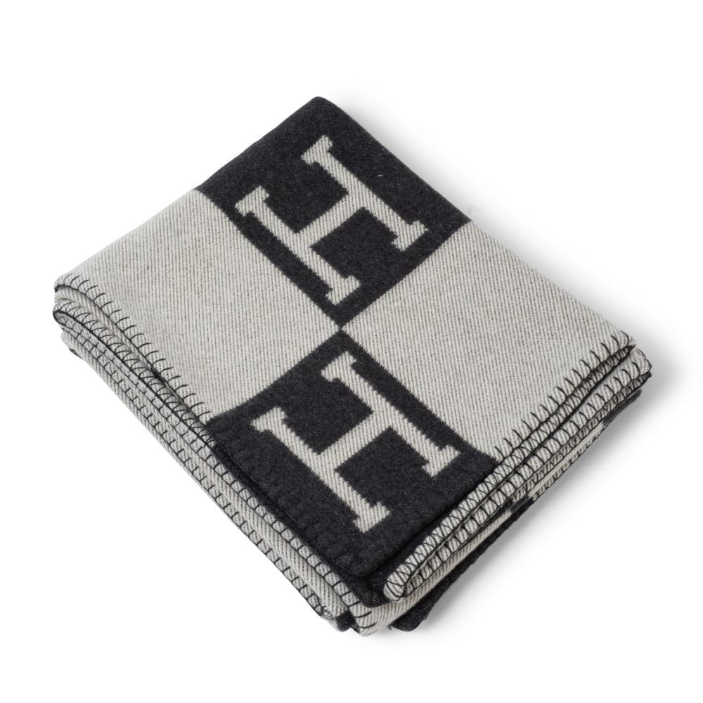 Hermès Paris. Jeté de canapé Avalon en laine mérinos et cachemire ecru et gr...: Hermès Paris. Jeté de canapé Avalon en laine mérinos et cachemire ecru et gris foncé. Hermès Paris. Avalon sofa throw in ecru and dark grey merino wool and cashmere. 135 