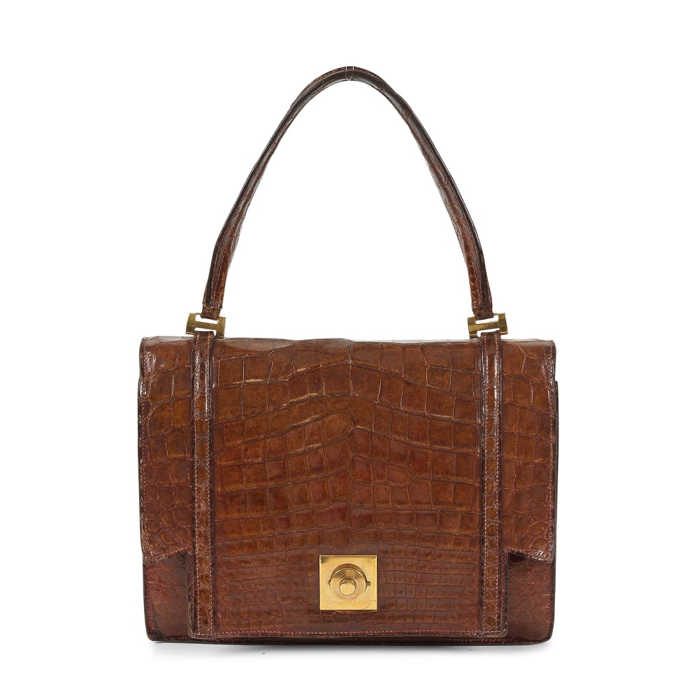 Hermès Paris, 24 fbg St Honoré, circa 1950. Sac Bresse en crocodile miel. Hermès ...: Hermès Paris, 24 fbg St Honoré, circa 1950. Sac Bresse en crocodile miel. Hermès Paris, 24 fbg St Honoré, circa 1950. Bresse bag in honey crocodile. 25,5 x 19 x 5 cm. Footnotes: Us