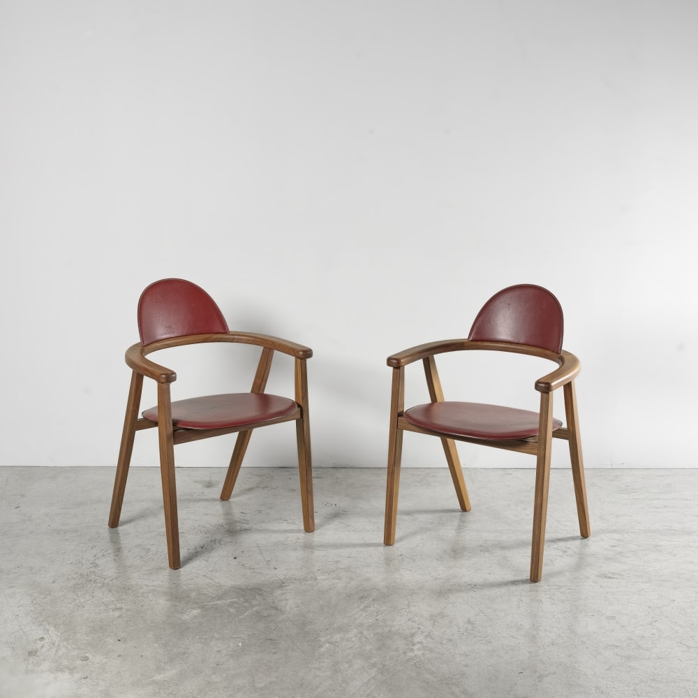 Hermès Paris. Paire de chaises Métiers en noyer Canaletto et veau Taurillon lisse Roug...: Hermès Paris. Paire de chaises Métiers en noyer Canaletto et veau Taurillon lisse Rouge H. Hermès Paris. Pair of Métiers chairs in Canaletto walnut and smooth Red H Taurillon calfs