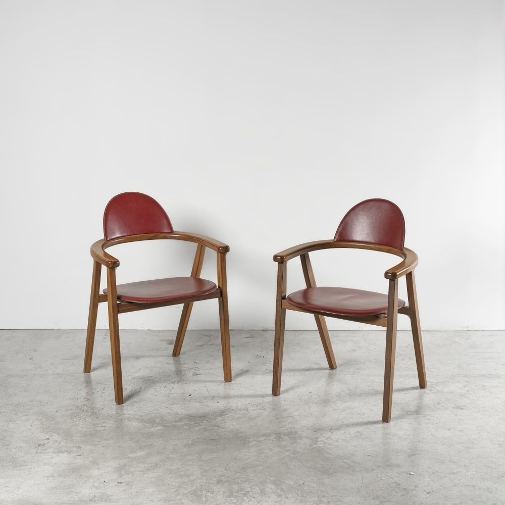 Hermès Paris. Paire de chaises Métiers en noyer Canaletto et veau Taurillon lisse Roug...: Hermès Paris. Paire de chaises Métiers en noyer Canaletto et veau Taurillon lisse Rouge H. Hermès Paris. Pair of Métiers chairs in Canaletto walnut and smooth Red H Taurillon calfs
